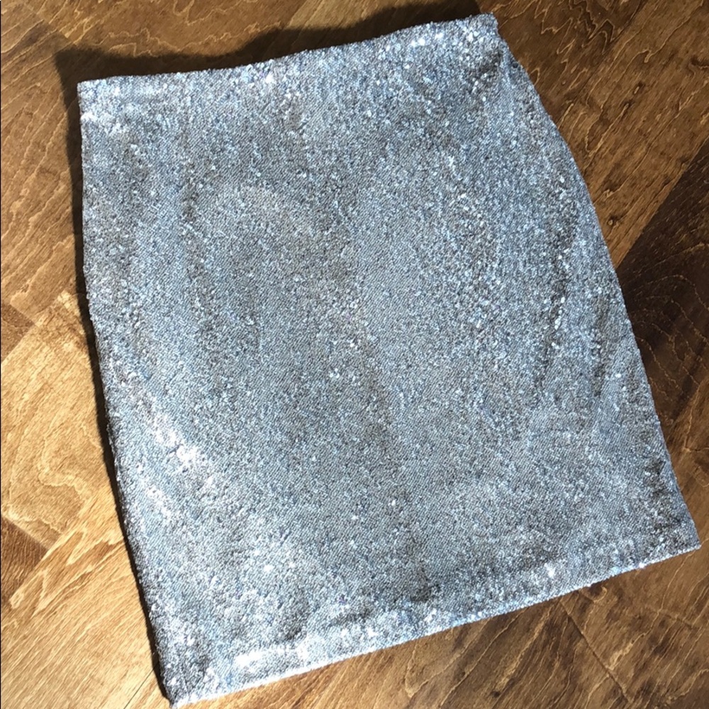 🥂Bring the Glamour with Sparkling Pencil Skirt!